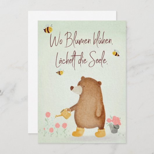 Bär gießt Blumen im Garten in Gummistiefeln (Vorne/Hinten)