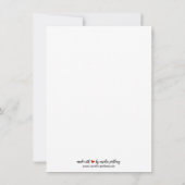 Bär gießt Blumen im Garten in Gummistiefeln (Rückseite)