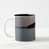 Bar-Hafen, Maine am Sonnenuntergang Zweifarbige Tasse (Links)