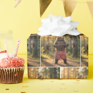 Bär hebt Gewichte in einem sonnigen Wald Geschenkpapier
