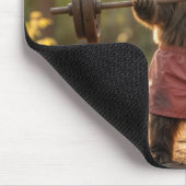 Bär hebt Gewichte in einem sonnigen Wald Mousepad (Ecke)