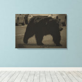 Bär im Road Yellowstone Nationalpark WY Leinwanddruck (Insitu (Holzboden))