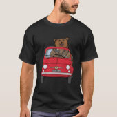 Bär in einem roten Fiat 500   T-Shirt (Vorderseite)