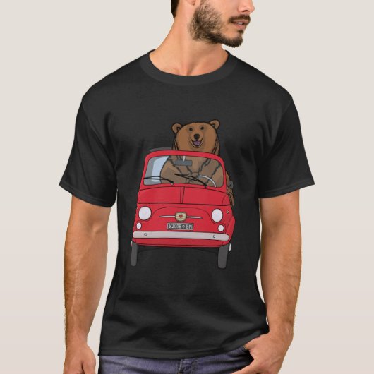 Bär in einem roten Fiat 500   T-Shirt (Vorderseite)
