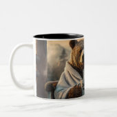 Bär in Robe mit Kaffeetasse (Links)