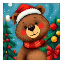 Bär in Weihnachtsmannmütze unter den Weihnachtsbäu