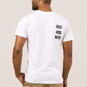 Bar-Kampf addieren gerade das Bier (hinter) T-Shirt (Rückseite)
