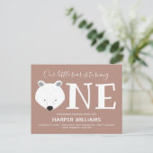 Bär macht ein Süße Tier ersten Geburtstag Einladungspostkarte (Stehend Vorderseite)