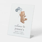 Bär mit 3 blauen Balloons Begrüßungszeichen Sockelschild (Vorderseite)