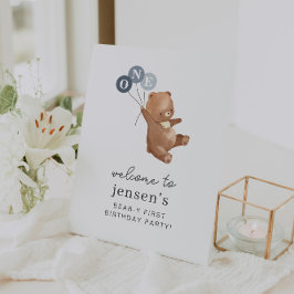 Bär mit 3 blauen Balloons Begrüßungszeichen Sockelschild