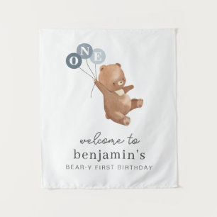 Bär mit 3 blauen Luftballons Willkommensschild Wandteppich