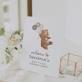 Bär mit 3 braunen Balloons Begrüßungszeichen Sockelschild