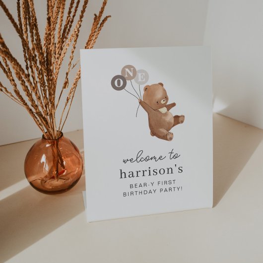 Bär mit 3 braunen Balloons Begrüßungszeichen Sockelschild