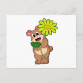 Bär mit gelber Blume Postkarte (Vorderseite)