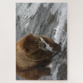 Bär mit Lachs, Brooks Falls Alaska Puzzle (Vertikal)