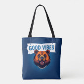 Bär mit lebendigen Farben und Good Vibes Text Tasche (Rückseite)