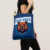 Bär mit lebendigen Farben und Good Vibes Text Tasche (Von Nahem)