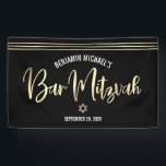 Bar Mitzvah Black Gold Foil Script Tallit Modern Banner<br><div class="desc">Seien Sie stolz, freuen Sie sich und präsentieren Sie diesen Meilenstein Ihres Lieblings-Bar Mitzvah! Hänge diesen coolen, einzigartigen, modernen, personalisierten Banner auf, um seinen besonderen Tag zu ergänzen. Funkelnd, goldenes Imitat-Kalligrafieschrift, handgezeichnete Talellitenlinien und Star of David überlagern einen ausgeklügelten, dramatischen schwarzen Hintergrund. Personalisieren Sie den benutzerdefinierten Text mit dem Namen...</div>