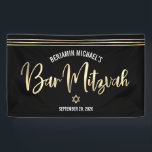 Bar Mitzvah Black Gold Foil Script Tallit Modern Banner<br><div class="desc">Seien Sie stolz, freuen Sie sich und präsentieren Sie diesen Meilenstein Ihres Lieblings-Bar Mitzvah! Hänge diesen coolen, einzigartigen, modernen, personalisierten Banner auf, um seinen besonderen Tag zu ergänzen. Funkelnd, goldenes Imitat-Kalligrafieschrift, handgezeichnete Talellitenlinien und Star of David überlagern einen ausgeklügelten, dramatischen schwarzen Hintergrund. Personalisieren Sie den benutzerdefinierten Text mit dem Namen...</div>
