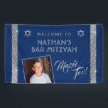 Bar Mitzvah Blue Silver Mazel Tov Glückwunsch Bann Banner<br><div class="desc">Bar Mitzvah Willkommen und Mazel Tov Herzlichen Glückwunsch Banner mit Personalisiertem Foto auf einem marineblau Hintergrund mit silber funkelnd Glitzer Streifen Rand Kanten. Fügen Sie benutzerdefinierte Formulierungen, Schriftart oder mehr Fotos hinzu, und entfernen Sie den goldglatteren Rahmen, indem Sie auf "Weitere Anpassungen vornehmen" klicken. Für die Abstimmung und Koordination von...</div>
