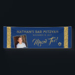 Bar Mitzvah Blue Willkommen Mazel ToLarge Banner<br><div class="desc">Grosses Long Bar Mitzvah Willkommen und Mazel Tov Herzlichen Glückwunsch Banner mit Personalisiertem Foto auf einem marineblau Hintergrund mit goldenen funkelnd Glitzer Streifen Rand Kanten. Fügen Sie benutzerdefinierte Formulierungen,  Schriftart oder mehr Fotos hinzu,  und entfernen Sie den goldglatteren Rahmen,  indem Sie auf "Weitere Anpassungen vornehmen" klicken.</div>