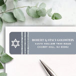 Bar Mitzvah Bold Gray Silver Tallit Rücksendeadres<br><div class="desc">Seien Sie stolz, freuen Sie sich und feiern Sie diesen Meilenstein Ihres Lieblings-Bar Mitzvah, wenn Sie dieses coole, einzigartige, moderne, personalisierte Rücksendelabel verwenden! Fette, weiße und blassgraue Typografie, ein weißer David-Stern und ein weicher grauer und silberner Glitzer gestreift tallit inspirierte Grafik-Overlay ein einfaches, leichteres, weiches graues Hintergrundbild. Personalisieren Sie den...</div>