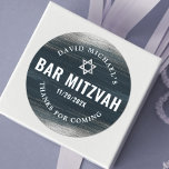 Bar Mitzvah Bold Modern Charcoal Gray Silver Foil Runder Aufkleber<br><div class="desc">Seien Sie stolz, freuen Sie sich und präsentieren Sie diesen Meilenstein Ihres Lieblings-Bar Mitzvah! Nutzen Sie diesen coolen, einzigartigen, modernen, personalisierten Aufkleber, um seinen besonderen Tag zu ergänzen. Metallische silberne Pinselstriche und Stern von David, zusammen mit fett-weißer Typografie, überlagern einen reichen, dunkelkohleblauen Farbhintergrund. Personalisieren Sie den benutzerdefinierten Text mit dem...</div>