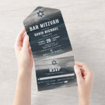 Bar Mitzvah Charcoal Gray Silver Foil Modern Bold All In One Einladung<br><div class="desc">Seien Sie stolz, freuen Sie sich und präsentieren Sie diesen Meilenstein Ihres Lieblings-Bar Mitzvah! Versenden Sie diese coole, einzigartige, moderne, maßgeschneiderte All-in-One-Einladung für eine Veranstaltung, an die Sie sich erinnern können. Imitate metallische Silberfolien Pinselstriche und Star of David, zusammen mit fett-weißer Typografie, überlagern einen reichen, dunkelkohleblauen Farbhintergrund. Dieses All-in-One-Produkt ist...</div>