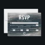 Bar Mitzvah Charcoal Gray Silver Foil Modern Bold RSVP Karte<br><div class="desc">Seien Sie stolz, freuen Sie sich und feiern Sie diesen Meilenstein Ihres Lieblings-Bar Mitzvah mit dieser coolen, einzigartigen, modernen, personalisierten UAWG Insert-Karte für Ihre Veranstaltung! Metallische silberne Pinselstriche und Stern von David, zusammen mit fett-weißer Typografie, überlagern einen reichen, dunkelkohleblauen Farbhintergrund. Personalisieren Sie den benutzerdefinierten Text mit dem Datum "Antwort nach"...</div>