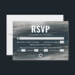 Bar Mitzvah Charcoal Gray Silver Foil Modern Bold RSVP Karte<br><div class="desc">Seien Sie stolz, freuen Sie sich und feiern Sie diesen Meilenstein Ihres Lieblings-Bar Mitzvah mit dieser coolen, einzigartigen, modernen, personalisierten UAWG Insert-Karte für Ihre Veranstaltung! Metallische silberne Pinselstriche und Stern von David, zusammen mit fett-weißer Typografie, überlagern einen reichen, dunkelkohleblauen Farbhintergrund. Personalisieren Sie den benutzerdefinierten Text mit dem Datum "Antwort nach"...</div>