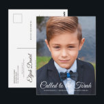 Bar Mitzvah Classic Elegantes Foto Einladung Postkarte<br><div class="desc">"An die Tora gerufen" geschrieben in spielerischem kursivem Skript mit serifenloser Typografie auf einem einfachen Farbhintergrund. Fügen Sie ein benutzerdefiniertes Foto hinzu. 

Verfügbar unter:
http://www.zazzle.com/store/selectpartysupplies</div>
