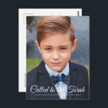 Bar Mitzvah Classic Elegantes Foto Einladung Postkarte<br><div class="desc">"An die Tora gerufen" geschrieben in spielerischem kursivem Skript mit serifenloser Typografie auf einem einfachen Farbhintergrund. Fügen Sie ein benutzerdefiniertes Foto hinzu. 

Verfügbar unter:
http://www.zazzle.com/store/selectpartysupplies</div>