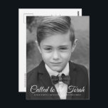 Bar Mitzvah Classic Elegantes Foto Einladung Postkarte<br><div class="desc">"An die Tora gerufen" geschrieben in spielerischem kursivem Skript mit serifenloser Typografie auf einem einfachen Farbhintergrund. Fügen Sie ein benutzerdefiniertes Foto hinzu. 

Verfügbar unter:
http://www.zazzle.com/store/selectpartysupplies</div>