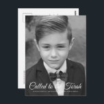 Bar Mitzvah Classic Elegantes Foto Einladung Postkarte<br><div class="desc">"An die Tora gerufen" geschrieben in spielerischem kursivem Skript mit serifenloser Typografie auf einem einfachen Farbhintergrund. Fügen Sie ein benutzerdefiniertes Foto hinzu. Abrufbar unter: http://www.zazzle.com/store/selectpartysupplies</div>