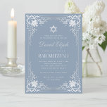 Bar Mitzvah Dusty Blue Imitats Silver Elegant Vint Einladung<br><div class="desc">Diese elegante dustig blaue und silberne Bar mitzvah-Einladung mit Vintager Luft hat ein verziertes Imitat silberne Rahmen mit eleganten barocken silbergrauen Dekorationen auf einem staubigen blauen Hintergrund. Über dem Text ist ein Stern von David in Imitaten silberne Folie. Außer dem Anlass "Bar Mitzvah", das ist auch in Imitaten Silber, kann...</div>