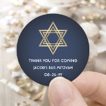 Bar Mitzvah Elegant Star von David Navy Blue & Gol Runder Aufkleber<br><div class="desc">Fügen Sie eine personalisierte Touch zu Bar mitzvah Dankeschön Noten oder Favoriten mit diesen eleganten marineblau und Imitat goldenen Folie rund Aufkleber / Umschlag Aufkleber. Der gesamte Text ist einfach anzupassen oder zu löschen. Das Design besticht durch einen schlichten marineblauen Hintergrund, einen metallischen Look Star of David und eine stilvolle...</div>