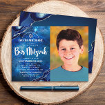Bar Mitzvah Foto Blue Galaxy Watercolor Agate Einladung<br><div class="desc">Seien Sie stolz, freuen Sie sich und präsentieren Sie diesen Meilenstein Ihres Lieblings-Bar Mitzvah! Senden Sie diese coole, einzigartige, moderne, personalisierte Foto-Einladung für eine Veranstaltung zu erinnern. Auf der links Seite, weiße Schrift, kühn Typografie, und Star of David, zusammen mit Stahlblau-Age akzentriert mit Imitaten silbernen Adern, überlagern ein tiefblaues galaxisches...</div>
