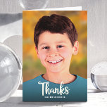 Bar Mitzvah Foto Einfaches, feines, modernes Skrip Dankeskarte<br><div class="desc">Vergewissern Sie sich, dass Ihr Lieblings-Bar Mitzvah zeigt seine Wertschätzung für alle, die seine Meilenstein-Veranstaltung unterstützt! Schicken Sie diese coole, einzigartige, moderne, personalisierte Dankeschön-Karte! Weißskripttypografie und fett formatierte Serifentypografie überlagern das Foto Ihrer Wahl. Ein marineblauer David-Stern und Ihre personalisierte Note schmücken das Innere. Personalisieren Sie den benutzerdefinierten Text mit dem...</div>