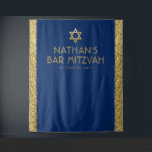Bar Mitzvah Foto Hintergrund Blue Gold Wandteppich<br><div class="desc">Bar Mitzvah Personalisierte Foto Backdrop Tapestry mit marineblau Hintergrund und Gold funkelnd Glitzer Streifen Rand Kanten und Imitate Gold Star of David an der Spitze. Ändern Sie die Hintergrundfarben und Schriftart,  indem Sie auf "Weiter anpassen" klicken,  um Ihre eigenen zu entwerfen.</div>