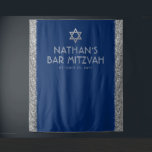 Bar Mitzvah Foto Hintergrund Blue Silver Wandteppich<br><div class="desc">Bar Mitzvah Personalisiert Foto Hintergrund Tapestry mit marineblau Hintergrund und silberne Imitate funkelnd Glitzer Streifen Rand Kanten und grau und silber Star von David an der Spitze. Ändern Sie die Hintergrundfarben und Schriftart,  indem Sie auf "Weiter anpassen" klicken,  um Ihre eigenen zu entwerfen.</div>