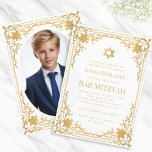 Bar Mitzvah Foto Imitats Gold Star Vintag Elegant Einladung<br><div class="desc">Diese elegante Bar mitzvah-Einladung mit Vintager Luft hat ein verziertes Imitat Goldfolie Rahmen mit eleganten barocken Dekorationen. Über dem Text ist ein Stern von David, auch in Imitaten Gold. Der gesamte Text kann personalisiert sein und hat eine goldene Farbe, die dem Goldrahmen ähnelt. Der Hintergrund ist weiß. Auf der Rückseite...</div>