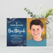 Bar Mitzvah Foto Navy Blue Ombre Agate Script Einladung (Stehend Vorderseite)