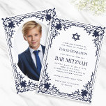 Bar Mitzvah Foto Navy Blue Star Elegant Vintag Einladung<br><div class="desc">Diese elegante Bar mitzvah-Einladung mit Vintager Luft hat einen verzierten Rahmen mit eleganten barocken Dekorationen. Über dem Text ist ein Stern von David. Der Stern, der Rahmen und der Text sind marineblau, der Hintergrund weiß. Auf der Rückseite hat es ein ovales Platzhalterzeichen im selben Vintagen Rahmen. Der Vintage, verzierte Rahmen...</div>