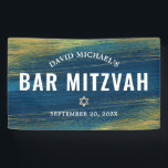 Bar Mitzvah Gold Turquoise Bold Moderne Typografie Banner<br><div class="desc">Seien Sie stolz, freuen Sie sich und präsentieren Sie diesen Meilenstein Ihres Lieblings-Bar Mitzvah! Hänge diesen coolen, einzigartigen, modernen, personalisierten Banner auf, um seinen besonderen Tag zu ergänzen. Metallische goldene Pinselstriche und Star of David, zusammen mit fett-weißer Typografie, überlagern einen reichen, türkisfarbenen, blauen Farbhintergrund. Personalisieren Sie den benutzerdefinierten Text mit...</div>