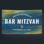 Bar Mitzvah Gold Turquoise Bold Moderne Typografie Banner<br><div class="desc">Seien Sie stolz, freuen Sie sich und präsentieren Sie diesen Meilenstein Ihres Lieblings-Bar Mitzvah! Hänge diesen coolen, einzigartigen, modernen, personalisierten Banner auf, um seinen besonderen Tag zu ergänzen. Metallische goldene Pinselstriche und Star of David, zusammen mit fett-weißer Typografie, überlagern einen reichen, türkisfarbenen, blauen Farbhintergrund. Personalisieren Sie den benutzerdefinierten Text mit...</div>