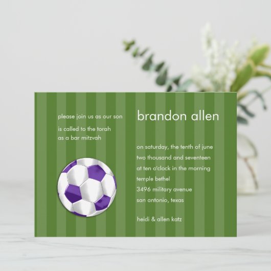 Bar Mitzvah Lila und weißer Fußballball Einladung (Stehend Vorderseite)