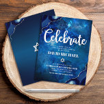 Bar Mitzvah Modern Blue Agate Watercolor Script Begleitkarte<br><div class="desc">Seien Sie stolz, freuen Sie sich und präsentieren Sie diesen Meilenstein Ihres Lieblings-Bar Mitzvah! Fügen Sie diese coole, einzigartige, moderne, personalisierte Einlage für zusätzliche Informationen zu Ihrer Veranstaltung ein. . Die Typografie der weißen Schrift und der Star of David überlagern einen tiefblauen, galaxischen Aquarellhintergrund mit Stahlblau-Age mit silbernen Imitaten Akzente....</div>