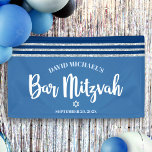 Bar Mitzvah Modern Blue Silver Tallit Bold Script Banner<br><div class="desc">Seien Sie stolz, freuen Sie sich und präsentieren Sie diesen Meilenstein Ihres Lieblings-Bar Mitzvah! Hänge diesen coolen, einzigartigen, modernen, personalisierten Banner auf, um seinen besonderen Tag zu ergänzen. Fett, weiße Schrift Typografie, Star of David und ein marineblau und silber Glitzer gestreift tallit inspirierte Grafik Overlay ein einfaches, cornblumenblauer Hintergrund. Personalisieren...</div>