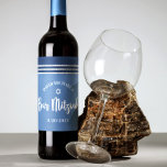 Bar Mitzvah Modern Blue Silver Tallit Bold Script Weinetikett<br><div class="desc">Seien Sie stolz, freuen Sie sich und präsentieren Sie diesen Meilenstein Ihres Lieblings-Bar Mitzvah! Nutzen Sie dieses coole, einzigartige, moderne, personalisierte Weinlabel, um seinen besonderen Tag zu bereichern. Fett, weiße Schrift Typografie, Star of David und ein marineblau und silber Glitzer gestreift tallit inspirierte Grafik Overlay ein einfaches, cornblumenblauer Hintergrund. Personalisieren...</div>