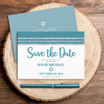 Bar Mitzvah Modern Bold Aquamarin Silver Tallit Sc Save The Date<br><div class="desc">Achten Sie darauf, dass alle Ihre Freunde und Verwandten den Meilenstein Ihres Sohnes Bar Mitzvah feiern können! Versenden Sie diese coole, einzigartige, moderne, personalisierte "Save the Date" Anzeigenkarte. Die aquamarine Schrift-Typografie, Star of David und ein staubiger aquamariner, blau-grün und silberfarbener Glitzer gestreift tallit inspirierte Grafik-Overlay bilden einen einfachen, weißen Hintergrund....</div>